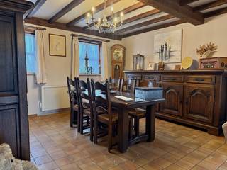 Deze villa is gelegen tussen Nieuwpoort-bad en - Stad in een doodlopend straatje.Indeling: inkomhal met vestiaire en apart toilet; leefruimte met...