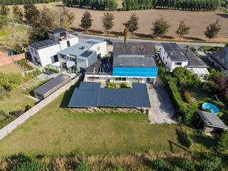 BUITENKANS: perfecte kangoeroewoning of combinatie wonen en werken.<br />Deze multifunctionele woning is gelegen op fietsafstand van het centrum van Torhout, ze combineert een royale woonoppervlakte met een veelzijdige indeling op een ruim bemeten perceel van maar liefst 1.263 m².<br />Met een bewoonbare oppervlakte van 451 m² biedt deze woning alle ruimte voor een samengesteld of groot gezin of wie wonen en werken graag onder één dak combineert. <br />Dé perfecte kangoeroewoning: zowel op het gelijkvloers als op de bovenverdieping zijn volwaardige woonmogelijkheden aanwezig, beide wooneenheden met hun eigen inkom. Eerste verdieping bereikbaar via een buitentrap. <br />In deze mooie woning kunnen meerdere generaties comfortabel samenleven met behoud van de nodige privacy. <br /><br />Ook voor zelfstandigen of vrije beroepen biedt deze woning interessante perspectieven. De beschikbare ruimtes kunnen perfect ingericht worden als praktijkruimte, kantoor of atelier, zonder in te boeten aan wooncomfort.<br />Een meerwaarde is het voormalige wellnessgedeelte (te renoveren), uitgerust met een binnenzwembad, sauna en apart toilet. Deze ruimte biedt tal van mogelijkheden voor wie droomt van een eigen ontspanningszone, hobbyruimte of exclusieve recreatieruimte aan huis.<br /><br />INDELING:<br />GELIJKVLOERS - inkomhal met apart bureel of slaapkamer, vestiaire en berging, aangename leefruimte met keuken en eetplaats, een 1e gelijkvloerse badkamer, een wasplaats, extra berging en nog een 2e leefruimte gelegen tuinkant.<br />VERDIEPING 1 - hier vinden we een gezellige leefruimte met zitplaats en eetplaats, een uitgeruste woonkeuken en de veranda met terras (nog af te werken).<br />VERDIEPING 2 / ZOLDER - deze polyvalente ruimte bereik je met een vaste trap, deze verdieping kan ingericht worden met extra slaapkamers of meteen gebruikt als hobbyruimte.<br />BUITENOMGEVING - private voortuin ingericht voor parking, achtertuin bereikbaar via de zij-ingang omvattende houten tuinberging met berging en carport, achtertuin met gazon.<br /><br />Deze eigendom is een unieke opportuniteit voor wie op zoek is naar ruimte, flexibiliteit en een uitstekende ligging nabij alle voorzieningen van Torhout. <br />Een woning met karakter, potentieel en tal van mogelijkheden om wonen, werken en ontspannen harmonieus te combineren.<br /><br />Bel ons vandaag nog voor uw plaatsbezoek, wij leiden u heel graag rond!