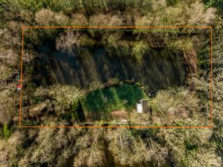 Een zeldzame kans! Dit schitterend perceel, gelegen op de grens van Ham en Meerhout, biedt een oase van rust in een groene omgeving. Het hoogtepunt...