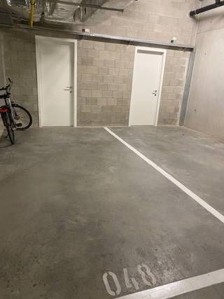 <br /><br />Ondergrondse parkeerplaats te huur in de ondergrondse parking van Residentie Refuga in Hasselt.<br /><br />Residentie Refuga is een van de nieuwe absolute toplocaties in Hasselt gelegen in centrum Hasselt.<br /><br />De ondergrondse parkeerplaats met nummer 48 bevindt zich op de verdieping -1 en kan bereikt worden via de ingang Q park 'Dusartplein'. De verdieping is volledig privé voor bewoners van Refuga en kan via nummerplaatherkenning zeer gemakkelijk bereikt worden. Q park vraagt wel een doorrijvergoeding.<br />Er is een mogelijkheid om een achterliggende berging mee te huren voor slechts €20/maand.<br /><br />Enkele pluspunten van deze parkeerplaats:<br />- autostaanplaats in privéparking <br />- Midden in centrum Hasselt.<br /><br />Wilt u graag wat meer info of wenst u deze parkeerplaats te huren? neem dan contact op met Valere Vangeel via 0472 323 424 of valere@vestio.com