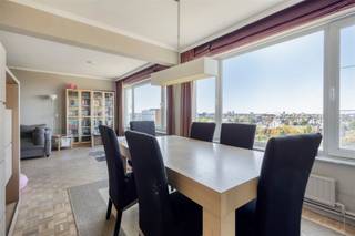 <p><span>Lichtrijk 2 slaapkamer appartement met airco en zicht op de Antwerpse skyline!</span></p><p><span>Dit ruim en instapklaar appartement telde origineel 3 slaapkamers (momenteel 2) en ligt op de 11</span><span><sup>de </sup></span><span>verdieping van een gebouw met centrale ligging. Winkels, parken, scholen, horeca, sportfaciliteiten, Antwerpen Stad, openbaar vervoer en invalswegen zijn slechts een boogscheut verwijderd. De uitzichten over het feeërieke Antwerpen zijn ronduit adembenemend, zowel overdag als 's avonds. De performante HR ramen en de warmtepomp van de airco's zorgen voor extra comfort alsook een gunstig EPC. Een ideale thuis én een slimme investering!</span></p><p><span>.</span></p><p><span>Inkomhal, leefruimte &amp; keuken:</span></p><p><span>U betreedt het appartement via de aparte inkomhal met veiligheidsdeur, parlofoon, ingemaakte vestiaire en extra berging die ideaal is voor het kuisgerief. De leefruimte met airco ligt op authentieke blokjesparket en schittert dankzij het fenomenale uitzicht over de Antwerpse skyline. De voormalige derde slaapkamer werd toegevoegd aan de woonkamer zodoende deze een oppervlakte heeft van maar liefst 37m³. Uiteraard is het steeds mogelijk deze ingreep terug te draaien om een extra slaapkamer te bekomen. De geriefelijke keuken biedt veel werk- en opbergruimte en voorziet in kwalitatieve toestellen ("Miele" inductiefornuis met grote oven, dampkap, koelkast, vriezer, vaatwasser).</span></p><p><span> </span></p><p><span>Nachthal, slaapkamers, badkamer &amp; toilet:</span></p><p><span>Via de nachthal bereikt u de eerste slaapkamer die een momenteel dienst doet als bureauruimte en ook de aansluitingen voor de wasmachine omvat. De omvangrijke master (13m²) is uitgerust met airco en een ingemaakte kast. Slapen en ontwaken doet u ten allen tijde vergezeld van een betoverend uitzicht. De onderhoudsvriendelijke badkamer is geheel betegeld en voorziet in een modern wasmeubel met bijhorende spiegel- en hangkast en een inloop-/regendouche als kers op de taart. Het toilet is apart.</span></p><p><span> </span></p><p><span>Terras &amp; kelder:</span></p><p><span>Op het terras kan je bekomen van de dagelijkse drukte en wordt de voeling met het geweldige stadsleven nog meer uitvergroot. Daar het terras inpandig is kan je hier ook bij minder goed weer volop genieten. De privatieve kelderberging is inbegrepen.</span></p><p><span> </span></p><p><span>Extra troeven:</span></p><p><span>- Toplocatie</span></p><p><span>- 91m² cfr EPC</span></p><p><span>- EPC B</span></p><p><span>- HR ramen</span></p><p><span>- 2 Airco's</span></p><p><span>- Mogelijkheid 3e slaapkamer</span></p><p><span>- Fenomenaal uitzicht</span></p><p><span>- Terras</span></p><p><span>- Kelder</span></p><p><span>- Asbestveilig</span></p>