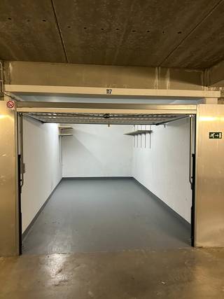 Garage nr 117 te huur op niveau -2 van residentie Infinity II in Mariakerke (Oostende).<br /><br />De garage heeft een <strong>diepte van 5,62 m</strong> en een <strong>breedte van 2,76 m</strong>, beschikt over een <strong>gepolierde vloer</strong> en is ideaal voor het veilig stallen van een wagen, motor of fietsen.<br /><br />Dankzij de ruime afmetingen is ze ook uitstekend geschikt als <strong>extra bergruimte</strong>.<br /><br />Onmiddellijk beschikbaar