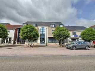 Duplexappartement met 2 slaapkamers.Bij het betreden van het appartement komen we binnen in de woonruimte, verder is er ook een keuken aanwezig met...