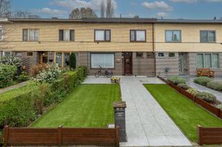 <p><span>Uiterst verzorgde woning van architect Renaat Braem. Woonstraat. Grote tuin. Garagegebouw optioneel.</span></p><p><span> </span></p><p><span>Indeling:</span></p><p><span>Deze woning maakt deel uit van de "Nationale Werf Borgerhout" (30 woningen en 2 appartementsgebouwen), gebouwd in 1948/'49, in het kader van de wederopbouw na de oorlogsjaren.</span></p><p><span>In de hall een gastentoilet. Riante woonkamer met zicht op de tuin. De leefkeuken biedt alle comfort en leidt naar het overdekte terras en de tuin. Achteraan het perceel een toegangsdeur naar een grote garage (optioneel). </span></p><p><span>In de buitenmaatse kelder is er wasgelegenheid en veel berging.</span></p><p><span>Op de verdieping zijn er twee grote slaapkamer en een kleine kamer/bureau. Verder een berging en een grote badkamer met bad en douche.</span></p><p><span> </span></p><p><span>Extra info:</span></p><p><span>- EPC: 296 kWh/(m² jaar).                                      - De elektriciteit is niet conform.</span></p><p><span>- Het dak werd in 2015 vernieuwd (isolatie: 10 cm)   - Ramen dubbel (wat oudere generatie)</span></p><p><span>- C.V. condensatiebrander.</span></p><p><span>Ten laatste: optioneel grotere garage/werkplaats te koop à € 52.000.</span></p><p><span> </span></p>