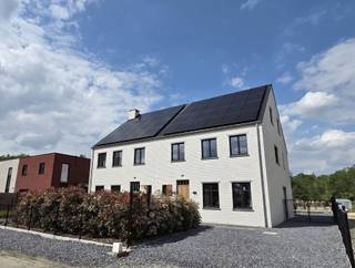 Cette maison nouvellement construite à Begijnendijk combine une architecture rurale élégante, des finitions de haute qualité et une forte...