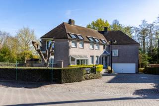 <p>Exclusieve villa met uitzonderlijk potentieel en een uniek uitzicht op het Mannenwiel. Deze prachtige, lichtrijke woning combineert ruimte, comfort en veelzijdigheid op een perceel van maar liefst 963 m², waar kwaliteit, privacy en een schitterend panorama centraal staan. De woning baadt in het licht, ademt karakter en is gebouwd met een zorg en visie die je vandaag nog maar zelden ziet. Ze beschikt over een volwaardige kelderverdieping met stookplaats, berging, wijnkelder en een aansluitende dubbele garage. Op het gelijkvloers bevinden zich de inkomhal, een ruime en aangename woon- en eetkamer met veel natuurlijk licht en een volledig geïnstalleerde keuken. Via de inkomhal kom je op het volgende half verdiep waar zich een master bedroom met aansluitende dressing, een comfortabele badkamer en een bureauruimte bevinden. De eerste verdieping omvat een nachthal, een apart toilet, een volledig uitgeruste badkamer, een extra kleine ruimte met badkamermeubel en lavabo, drie slaapkamers, een ruime bureau- of bibliotheekruimte met terras dat uitzicht biedt op het Wiel en die eveneens als slaapkamer kan dienen. Boven de master bedroom vinden we een grote hobbyruimte die eveneens als extra slaapkamer kan worden ingericht. Op de tweede verdieping bevindt zich een praktische bergzolder. De woning is uitgerust met een lift, wat zorgt voor extra comfort en toekomstgericht wonen, evenals een centraal stofzuigsysteem en een alarmsysteem. Dankzij de uitstekende ligging nabij verbindingswegen, winkels, scholen, ziekenhuis, station en handelszaken, en de aanwezigheid van vijf volwaardige slaapkamers, is deze villa ideaal voor grote gezinnen of voor wie wonen en werken wil combineren. Deze woning biedt niet alleen een solide basis, maar ook een uitzonderlijk potentieel. De combinatie van de toplocatie, het unieke uitzicht en de karaktervolle architectuur maakt dit pand tot een zeldzame kans voor wie op zoek is naar een woning met meerwaarde. Ben je op zoek naar een plek waar je jouw droomproject kan realiseren op een absolute toplocatie, dan is deze villa zonder twijfel een bezoek waard. Voor meer info of een bezoek bel gerust: 03/283.84.84 of mail gert@ax-quality.be Vg/Wg/Gmo/Gvkr/Vv EPC 169 KWh/m² (Energielabel B) UC 3849827 P score: D, G score: A</p>