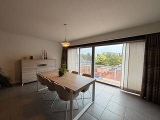Op een centrale ligging in Geel bevindt zich dit instapklare appartement met 2 slaapkamers, garage en terras. Dankzij de ruime leefruimte en praktische indeling geniet u hier van een aangename woonomgeving.<br /><br />Het appartement bestaat uit:<br />Inkomhal, ruime leef- en eetruimte met veel natuurlijke lichtinval, volledig ingerichte keuken, berging, badkamer met bad/douche en wastafel, 2 slaapkamers, terras en garage.<br /><br />Extra:<br />Huurprijs: 850 euro/maand + 30 euro gemeenschappelijke kosten<br />Beschikbaar vanaf 15/08/2026<br /><br />Uitsluitend via onze website www.vastengoed.be kan u een bezichtiging inplannen op de vooropgestelde bezoekmomenten. Voor andere vragen kan u het kantoor bereiken op het nummer 014/72.73.74.