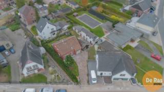 EERSTE BEZOEKDAG ZATERDAG 20/12/2025 VAN 10U - 12U (enkel op afspraak: 053/60.65.60)<br /><br />ERPE-MERE - Charmante woning met tuin en garage aan stadsrand<br /><br />Deze mooie open bebouwing bevindt zich in een rustige omgeving, maar toch op een uiterst strategische ligging nabij het dorp van Mere. Alle voorzieningen zoals winkels, bakkers, scholen en openbaar vervoer liggen binnen handbereik, net als de Gentsesteenweg en de oprit van de E40. Ondanks deze vlotte bereikbaarheid straalt de woning, met haar aangename tuin, alle rust en privacy uit.<br /><br />De woning werd sinds 2017 grotendeels gerenoveerd en is volledig vrij van renovatieverplichtingen. Op het gelijkvloers treffen we een ruime inkomhal die enerzijds toegang geeft tot de grote garage en anderzijds uitkomt in de lichtrijke leefruimte. Deze bestaat uit een gezellige woonkamer met open keuken, van waaruit u doorloopt naar de veranda die direct aansluit op de tuin. Het geheel vormt een warme en uitnodigende leefruimte waar licht en openheid centraal staan.<br /><br />Op de eerste verdieping bevinden zich vier grote slaapkamers, elk met voldoende ruimte voor een comfortabel gebruik, en een volledig vernieuwde badkamer, stijlvol en praktisch ingericht.<br /><br />De voortuin biedt parkeergelegenheid voor meerdere wagens, wat hier zeker een mooie extra troef is.<br /><br />Deze woning is ideaal voor wie op zoek is naar ruimte en comfort op een gunstige locatie. Een uitstekende kans voor starters die graag centraal wonen zonder in te boeten aan rust, maar zeker ook interessant voor investeerders die op zoek zijn naar een zorgeloze, degelijk gerenoveerde woning.