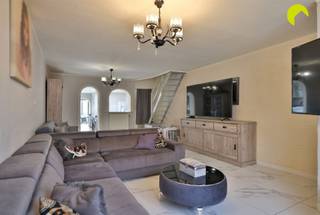 <p><span>Deze rijwoning is optimaal gelegen en bevindt zich nabij van openbaar vervoer (bus en tram), tal van winkels en scholen. </span></p><p><span> </span></p><p><span>Indeling:</span></p><p><span>We betreden de woning via de inkomhal en de ruime woonkamer met aansluitend de eetkamer, geïnstalleerde open keuken, de badkamer en een extra berging . </span></p><p><span>Om het plaatje beneden helemaal af te maken beschikt de woning nog over een zonnige buitenruimte.</span></p><p><span> </span></p><p><span>De eerste verdieping is uitgerust met 2 ruime slaapkamers met veel lichtinval dankzij de veluxramen.</span></p><p><span> </span></p><p><span>Graag som ik voor u nog even de troeven op van deze leuke rijwoning in Hoboken:</span></p><ul><li><span>Gezellige woning met 2 slaapkamers en zonnige buitenruimte</span></li><li><span>Badkamer met ligbad</span></li><li><span>Openbaar vervoer, winkels en scholen in de nabijheid</span></li></ul><p><span> </span></p><p><span>EPC: 234 kWh/m² - Label C</span></p><p><span>P-score (perceelscore: klasse B)</span></p><p><span>G-score (gebouwscore: klasse B)</span></p><p><span> </span></p><p><span>Voor een bezoek ter plaatse kan u ons contacteren op het nummer 03 449 42 41 of mail ons via <span>hallo@habicom.be</span></span></p><p><span>Benieuwd naar de waarde van jouw woning? Check het gratis op <span>www.watismijnhuiswaard.be</span></span></p><p><span> </span></p>