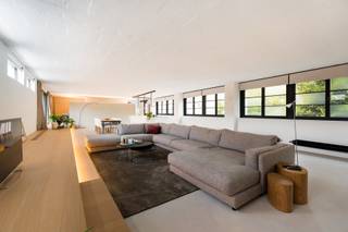 <p>Dit uitzonderlijke loftappartement van 304 m² in Brussel, gelegen nabij de site van Tour & Taxis, biedt een unieke combinatie van ruimte, licht en hedendaags design. Het appartement bevindt zich op de eerste verdieping van een voormalig industrieel gebouw dat volledig werd gerenoveerd onder begeleiding van architect Filip Deslee, met respect voor het karakter en met oog voor detail.</p><p>Bij het betreden van het appartement komt u in een inkomhal met veiligheidsdeur en vestiaire. De indrukwekkende leefruimte met gietvloer baadt in natuurlijk licht en vormt een harmonieus geheel met de eetruimte en de hypergeïnstalleerde keuken. Deze keuken beschikt over alle moderne comfort en wordt aangevuld met een praktische bijkeuken en voorraadruimte. Vanuit de leefruimte heeft u rechtstreeks toegang tot een aangenaam terras van 18 m² waar u in alle rust en privacy kan genieten van de buitenruimte, een echte meerwaarde in een stedelijke omgeving.</p><p>De nachthal leidt naar drie volwaardige slaapkamers, waarvan één met een eigen doucheruimte. Daarnaast beschikt het appartement over een ruime badkamer, een dressing, een wasplaats, een berging en verschillende ingebouwde kasten die zorgen voor extra opbergruimte en comfort. Een grote privatieve kelder maakt het geheel compleet.</p><p>Het appartement maakt deel uit van een kleine en goed beheerde residentie met lage gemeenschappelijke kosten. De individuele verwarmingsinstallatie op gas en de conforme elektrische installatie dragen bij aan het praktische en energiezuinige karakter van de woning, met een EPC-score van klasse B.</p><p>De ligging is bijzonder gunstig, op wandelafstand van het park en de levendige site van Tour & Taxis, waar u tal van bedrijven, evenementen en ontspanningsmogelijkheden vindt. Openbaar vervoer zoals metro, bus en trein is vlot bereikbaar, net als winkels en andere voorzieningen, wat zorgt voor een uitstekende mobiliteit en levenskwaliteit.</p><p>Mogelijkheid tot het huren van twee autostaanplaatsen. Dit loftappartement is ideaal voor wie op zoek is naar een ruime, instapklare en karaktervolle woning in Brussel met terras en drie slaapkamers. Contacteer ons voor meer informatie of een bezoek.</p>