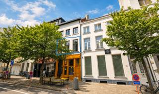 Geen Immo Aub<br /><br />Op een centrale locatie aan de volledig vernieuwde Paardenmarkt bevindt zich dit karaktervolle appartement met een bewoonbare oppervlakte van circa 76m². De hoge plafonds, het inpandige terras van 6 m², het zeer gunstige EPC-label B en de uitzonderlijk lage gemeenschappelijke kosten van slechts circa €10 per maand zijn enkele van de grote troeven.<br /><br />Het appartement ligt op de eerste verdieping van een kleinschalig gebouw met slechts twee appartementen.<br /><br />De sfeervolle leefruimte valt meteen op door de bijzonder hoge plafonds, die een aangenaam en ruimtelijk gevoel creëren. Een geïntegreerd bureau en praktische maatkast benutten de beschikbare ruimte optimaal. Aansluitend bevindt zich de volledig uitgeruste keuken, stijlvol afgewerkt in Mortex. De slaapkamer beschikt over een ruime wand met op maat gemaakte inbouwkasten.<br /><br />Verder omvat het appartement een afzonderlijk toilet, een badkamer, een praktische berging en een aangenaam inpandig terras van 6 m².<br /><br />Dankzij de ligging in het hart van Antwerpen bevinden het MAS, gezellige cafés, koffiebars, restaurants, winkels en sportclubs zich allemaal op wandelafstand. Ook Carrefour, Albert Heijn en tal van andere voorzieningen liggen in de onmiddellijke omgeving.<br /><br />Voor de deur bevindt zich een Velo-station, laadpaal en ook verschillende tram- en bushaltes zijn vlot bereikbaar. De uitstekende Mobiscore van 9,6/10 bevestigt de bijzonder goede bereikbaarheid.<br /><br />Troeven:<br /><br />Karaktervol appartement van circa 76m²<br />Inpandig terras van 6 m²<br />Bijzonder hoge plafonds<br />Ingebouwd bureau en maatkast<br />Kleinschalig gebouw<br />Zeer lage gem. kosten van €10 per maand<br />EPC-label B: 132 kWh/m² per jaar<br /><br />Ideale starterswoning!<br /><br />Zit momenteel huurder in (€1450/mnd) Contract kan evt. overgenomen worden, super investering dus! <br /><br />Er wordt een kijkweekend georganiseerd op zaterdag 19 & zo 20 sept. Enkel via mail en sms inplannen: 0032470564299 / rudolf.mennes@hotmail.com <br />