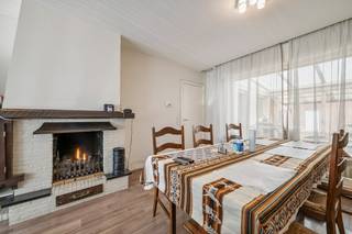 BEZOEKMOMENT DINSDAG  31 MRT : 18u-19u enkel op reservatie !<br />Hooglede-centrum. Stevig gebouwde gesloten bebouwing met 3 slaapkamers op een perceel van 250m2. Vaste huuropbrengst.<br /><br />Pal in het centrum en alled op wandelafstand zoals : dokter, banken, winkels, kerk, markt...<br /><br />Deze woning is de middelste woning, gebouwd in de jaren '70 en kreeg deels al vernieuwingen. Voorgevel +/-7.7m.<br />Inkomhal en vestiaire, toilet, ruime leefplaats met grote ramen en schouw.<br />Hier en daar op te frissen maar in een uitstekende staat.<br />Aparte leefkeuken. Berging en koer. Mogelijkheid tot aanpassing naar tuin of groter terras. Kelder. <br />Badkamer met douche lavabo en toilet.<br />Boven zijn er 2 ruime slaapkamers en 1 kleinere. Rolluiken aanwezig.<br />Grote bergzolder.  Centrale verwarming op stookolie.<br /><br />Er is een niet-condenserende ketel. Recente pvc-ramen met dubbel glas. <br />Achteraan kan de verharding verwijderd worden een omgevormd worden in tuin/terras. Diepte van 8m.<br />De koer achteraan heeft uitweg met de fiets of te voet.<br /><br />Zolder is voorzien van isolatie. <br /><br />De voorkant biedt mogelijkheden om aan te passen in tuin en af te sluiten per woning. <br />Na verkoop van het perceel achteraan (bedrijfsgebouw) zijn deze kadastrale percelen groter geworden dan vroeger.<br /><br />Kom deze unieke woning zelf ontdekken – contacteer ons voor een bezichtiging en bel ons op het nummer 051/ 62 40 40!