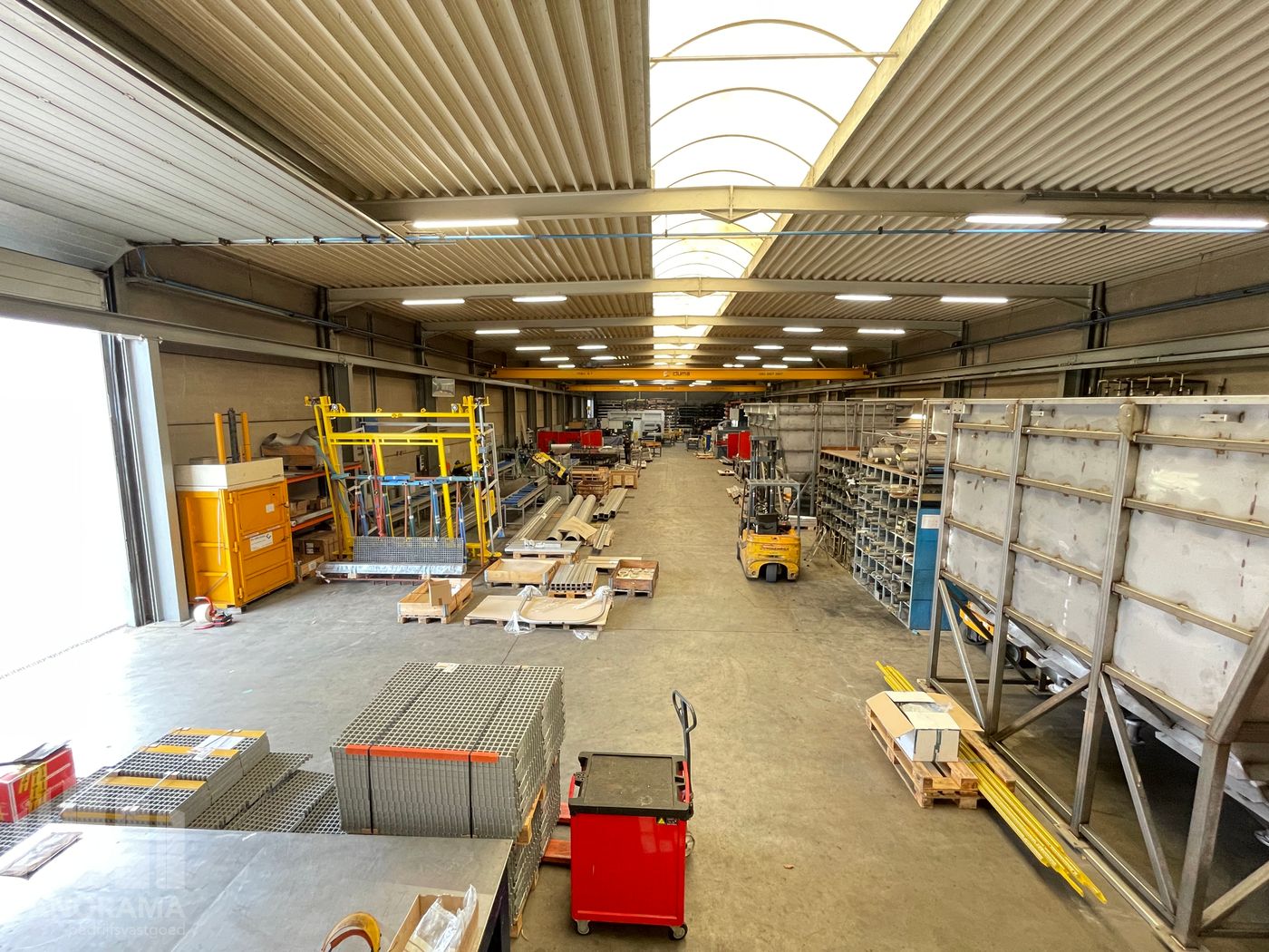 HOOGWAARDIG UITGERUSTE BEDRIJFSSITE VAN 5.549 m² TE KOOP IN ZWEVEZELE - foto 4