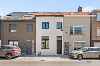 Deze woning is centraal gelegen op fietsafstand van de zee, en werd volledig gerenoveerd. Leuk gerenoveerd, met de laatste technieken: EPC A,...