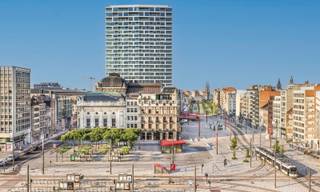 Serenity 25.03 bevindt zich op de 25e verdieping van Antwerp Tower, net onder de hoogste woonlaag van het gebouw. Dankzij de uitzonderlijke plafondhoogte van 3,25 meter geniet u van een indrukwekkend gevoel van ruimte en licht, wat deze residentie een extra exclusief karakter geeft.<br />De royale leefruimte met visgraatparket sluit naadloos aan op de open keuken met stijlvolle cocktailcorner. Met twee slaapkamers die elk over een eigen badkamer beschikken, combineert dit appartement een verfijnde woonbeleving met maximaal comfort en privacy.