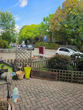 <p><span>Berchem: Groenenhoek: Langemarkstraat 33: energiezuinige stadswoning 3 slaapkamers met mogelijkheid aankoop garagebox</span></p><p><span>In een rustige straat in de gegeerde Groenenhoekwijk te Berchem bevindt zich deze instapklare en verrassend ruime stadswoning met gezellige stadstuin, mooie voortuin én mogelijkheid tot aankoop ruime garagebox van ca. 25 m² (€32 000) op wandelafstand van de woning.</span></p><p><span>De woning combineert charme, comfort en energiezuinigheid dankzij onder andere 16 zonnepanelen (350 Wp per paneel totaal vermogen 5.600 Wp), dubbele beglazing en airconditioning op het gelijkvloers en in de master bedroom. Bovendien zorgt de stijlvolle LED-gevelverlichting met instelbare kleuren voor een moderne en sfeervolle uitstraling.</span></p><p><span>Met een uitstekende Mobiscore van 9,5/10 geniet u hier van een topligging vlakbij winkels, scholen, openbaar vervoer, parken en belangrijke verbindingswegen.</span></p><p><span>Indeling:</span></p><p><span>Gelijkvloers:<br />Inkomhal met gastentoilet, gezellige salon- en leefruimte en een volledig ingerichte open keuken met zicht op de stadstuin. Via de keuken bereikt u tevens de kelderverdieping.</span></p><p><span>Kelderverdieping:</span><span><br />Volledig ingerichte multifunctionele hobbyruimte, ideaal als ontspanningsruimte, home cinema of extra bureau.</span></p><p><span>Eerste verdieping:</span><span><br />Ruime polyvalente ruimte/bureau, perfect voor thuiswerk of hobby. Verder bevindt zich hier de stijlvolle badkamer uitgerust met een inloopdouche en ligbad, alsook de ruime master bedroom met airconditioning.</span></p><p><span>Tweede verdieping:</span><span><br />Twee volwaardige slaapkamers.</span></p><p><span>Extra troeven:</span></p><ul><li><span>Uitstekende Mobiscore: 9,5/10 </span></li><li><span>Mooie voortuin </span></li><li><span>Sfeervolle LED-verlichting aan de gevel met instelbare kleuren </span></li><li><span>Garagebox van ca. 25 m² mogelijk aankopen €32 000 (Langemarkstraat 29) </span></li><li><span>16 zonnepanelen totaal 5.600 Wp </span></li><li><span>Airco op gelijkvloers en master bedroom </span></li><li><span>Vooraan Miranti houten ramen </span></li><li><span>Achteraan aluminium ramen met dubbele beglazing </span></li><li><span>Gezellige stadstuin </span></li><li><span>polyvalente ruimte met verschillende mogelijkheden</span></li><li><span>Centrale ligging nabij winkels, scholen, openbaar vervoer en verbindingswegen </span></li></ul><p><span> </span></p><p><span>Een ideale woning voor gezinnen, thuiswerkers of wie op zoek is naar ruimte en comfort op een toplocatie.</span></p><p><span> </span></p><p><span>Uiterlijk beschikbaar vanaf 15/03/2027.</span></p>