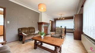 <p>Bij ImmoFusion: 7/7 “open huis” – klik op onze 3D-TOUR.<br />Ervaar vastgoed alsof je er zelf doorloopt!<br /><br /></p>
<p>Ontdek deze gezinswoning op een perceel van <strong>8a 93ca</strong>, met een bewoonbare oppervlakte van ca. <strong>180 m²</strong>, gelegen aan de Westlaan in Viversel. De woning biedt licht, ruimte en karakter, én de perfecte mogelijkheid om jouw eigen stempel te drukken.<br /><br /></p>
<p>Bij binnenkomst kom je meteen terecht in de ruime inkomhal. Links ga je naar de zit- en eetruimte, waar grote raampartijen zorgen voor heerlijke lichtinval.<br /><br /></p>
<p>De keuken is netjes onderhouden en functioneel. Verder door kom je in een gangetje terecht waar zich het gastentoilet bevindt. Daarnaast is er een veranda gelegen, met toegang tot de tuin. Achterin bevinden zich een bijkeuken en een afzonderlijke wasruimte/berging voor extra opbergruimte en praktische indeling.<br /><br /></p>
<p>De woning is deels onderkelderd, perfect voor extra opslag of hobbyruimte.<br /><br /></p>
<p>Op de eerste verdieping zijn 3 ruime slaapkamers, elk met aangename lichtinval. De badkamer is voorzien van een ligbad en lavabo.<br /><br /></p>
<p>Buiten geniet je van een <strong>ruime, net onderhouden tuin</strong>. Er is een garage met tuinhuis aanwezig.<br /><br /></p>
<p>De woning ligt in Viversel, een aangename gemeente met goede bereikbaarheid richting grotere steden zoals Genk en Hasselt. Winkels, scholen en openbaar vervoer zijn in de nabije omgeving terug te vinden. Er is rustige woonomgeving, met groen en toch vlot verbonden via de belangrijkste toegangswegen. Voor vrijetijdsbesteding bevinden zich parken en wandelroutes dichtbij, zodat rust en ontspanning nooit ver weg zijn.<br /><br /></p>
<p><strong>Pluspunten:<br /></strong>- 3 ruime slaapkamers<br />- Ruim perceel<br />- Netjes onderhouden woning<br />- Aparte garage<br />- Op te frissen naar jouw smaak<br /><br /></p>
<p>Voor een bezichtiging of meer info, bel ons op <strong>078/78.78.70</strong>, of kom gewoon binnen op ons kantoor – je bent steeds welkom!</p>