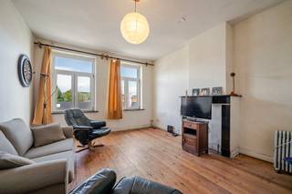 Gelegen op een commerciële locatie: grote degelijke eigendom met veel potentieel. Deze eigendom bestaat uit een wInkelruimte, leuke bovenliggende woonst, grote garage met hoge inrijpoort, achterliggend atelier met extra mogelijkheden en 2 kelders. <br />Reeds nieuw dak, deels dubbele beglazing, charmante elementen. <br /><br />Bezoek na afspraak met IMMO BEGUIN: info@immobeguin.be<br /><br />Dit zoekertje bevat enkele AI-gegenereerde visualisaties.