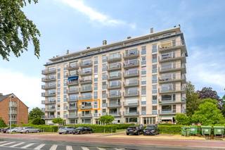 Perfect onderhouden, ruim 2-SLAAPKAMERapp. met 2 TERRASSEN en GARAGEBOX op TOPLOCATIE met uiterst vlotte bereikbaarheid. Dit app (2°V) is in onberispelijke staat en huist in een verzorgde residentie met lift. Omvat: inkomhal met vestiaire en toilet, royale lichtovergoten living (grote raampartijen + parketvloer) met toegang tot het terras vooraan (met elektrische zonneluifel en zicht op het groen), ingerichte keuken (voorzien van: vaatwas, dubbele gootsteen, combi-oven, ijskast, inductiekookplaat, dampkap), 2 ruime slaapkamers, zonnig terras achteraan, vernieuwde badkamer (inloopregendouche, lavabomeubel, aansluiting wasmachine). Super locatie: vlakbij winkels, station, openbaar vervoer, centrum, invalswegen... Extra troeven: GOEDGEKEURDE ELEKTRICITEIT, dubbel glas in PVC, parlofoon, waterontharder, private KELDERberging. Incl. GARAGEBOX achterliggend het gebouw. Enkel uw meubels ontbreken nog!