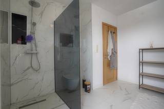 Wie kan zich inbeelden dat achter deze gevel zoveel luxe zit ? 3 douches, 1 ligbad, 3 wc’s, 2 x 2 ruime slaapkamers met, indien gewenst,...