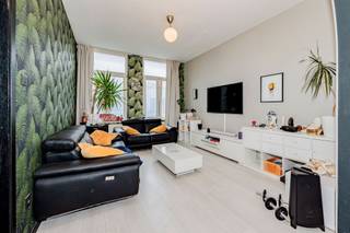 <p><span>Dit </span><span>lichtrijk appartement</span><span> te koop is gelegen op de 2de verdieping aan de Brederodestraat 117 vlakbij </span><span>'t Zuid in Antwerpen.</span><span> </span></p><p><span>Alle cafés, restaurants, supermarkten, winkels, mogelijkheden voor openbaar vervoer,... bevinden zich op enkele meters wandelen. </span></p><p><span>Goede </span><span>bereikbaarheid </span><span>naar invalswegen (A12 en E19).</span></p><p><span> </span></p><p><span>Het appartement heeft een oppervlakte van zo'n </span><span>76m²</span><span>, </span><span>2 ensuite slaapkamers </span><span>en een </span><span>lichte leefruimte.</span><span> </span></p><p><span> </span></p><p><span>Indeling</span></p><p><span>- gelegen op de 2de verdieping</span></p><p><span>- woonkamer en eetkamer</span></p><p><span>- gesloten ingerichte keuken</span></p><p><span>- slaapkamer 1 </span></p><p><span>- slaapkamer 2 </span></p><p><span>- badkamer met douche</span></p><p><span>- apart gastentoilet</span></p><p><span> </span></p><p><span>Algemeen gebouw</span></p><p><span>- goed onderhouden gebouw</span></p><p><span>- beschikbaar bij akte</span></p><p><span>- provisie 60 euro/maand </span></p><p><span>- elektrische installatie conform AREI</span></p><p><span>- centrale locatie in Antwerpen<br /><br /></span></p><p><span>Ben jij geïnteresseerd in dit appartement te koop in centrum Antwerpen, ben je op zoek naar ander vastgoed, een investering of wens je de waarde van jouw eigendom te kennen? Dan ben je bij BOLT immo aan het juiste adres! Wij helpen jou graag verder.</span></p><p><span> </span></p><p><span> </span></p>