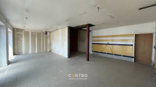 Handelsunit te huur met een totale oppervlakte van 70m².<br />Dit handelspand geniet van een authentieke waterfrontligging in een omgeving waar wonen, toerisme, horeca en maritieme activiteiten samenkomen. De nabijheid van de jachthaven, de kust en de haven creëert een interessante mix van bezoekers en lokale klanten, ideaal voor uiteenlopende commerciële activiteiten.<br /><br /><u><strong>Benaderende OPPERVLAKTEN:</strong></u><br />Totale oppervlakte: 70m²<br /><br /><u><strong>INDELING:</strong></u><br />Gelijkvloers (70m²): <span>casco handelsruimte met uitbereidingsmogelijkheid tot terras</span><br /><br /><span><u><strong>Bestemmingsmogelijkheden:</strong></u></span><br />Zomeruitbating waarbij binnenruimte dienst doet als 'back-office'<br />Terrasuitbating vergunbaar bij MDK > terrastaks<br /><br /><strong><u>GROTE TROEVEN van dit handelspand:</u></strong><br />- Voldoende parkeergelegenheid<br />- Vlotte bereikbaarheid nabij de jachthaven van Zeebrugge<br />- Toeristisch trekpleister<br /><br /><u><strong>Bijzonderheden</strong></u><br />- Korttijdige bezetting<br />- Onmiddellijk beschikbaar<br /><br /><br />- Onze referentie op<strong> </strong><strong>www.centro.be</strong>: <strong>L0199 - 1A</strong><br />- <strong>Interesse?</strong> Neem dan vandaag nog contact voor meer info of bezichtiging:<strong> </strong><strong>050700102</strong><strong>.</strong><br /><br /><strong>CENTRO | </strong><strong>BEDRIJFSVASTGOED </strong>is reeds 24 jaar <u>gespecialiseerd in de bemiddeling van commercieel- en bedrijfsvastgoed</u> in West- en Oost-Vlaanderen.<br /><strong>Wilt u ook weten hoeveel uw bedrijfsgebouw waard is?</strong><br />Contacteer ons vrijblijvend voor een marktconforme waardebepaling van uw pand. <br />
