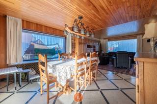 Deze verzorgde halfopen woning verwelkomt je via een ruime inkomhal met een apart gasten toilet.Vervolgens hebben we een aangename en lichtrijke...