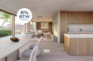 Dit tweeslaapkamerappartement van 88,7 m² is gelegen op het tweede verdiep en de indeling is als volgt: een inkomhal met plaats voor een vestiairekast, een lichtrijke woonkamer met open keuken, een praktische berging, een afzonderlijk toilet, twee slaapkamers en een badkamer voorzien van een inloopdouche en dubbele wastafel. Het terras heeft een oppervlakte van 19,9 m², kijkt uit over de binnentuin en is zuidelijk georiënteerd. <br /><br />Dit appartement bevindt zich in Stadshove, een nieuwe en hedendaagse woonplek gelegen pal in de kern van de Stad Deinze. Gelegen te midden de Markt van Deinze, combineert Stadshove haar zeer centrale ligging met een hoogwaardige, tijdloze architectuur met alle hedendaagse wooncomfort. Het is de ideale keuze voor wie comfortabel, energiezuinig en standingvol wil wonen vlakbij alle voorzieningen. De appartementen binnen Stadshove zijn ontworpen met zeer veel aandacht voor uiteenlopende woonwensen. Sommige bieden een prachtig uitzicht op de levendige Markt, terwijl andere zich richten op de rust van de binnentuin en het karaktervolle oude Stadhuis. <br /><br />Met zijn combinatie van een hedendaagse architectuur, hoogwaardige afwerking, zorgvuldig uitgedachte indelingen, future-proof technieken en een absolute topligging is Stadshove een nieuwbouwproject voor de bevoorrechte koper. Het belooft niet alleen een aangename woonplek te zijn, maar ook een nieuwe blikvanger op de Markt van Deinze.