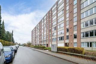 In Heverlee, near Gasthuisberg and science park Imec, we offer this one bedroom apartment!The apartment has an entrance hall with separate toilet, bathroom with shower, separate bedroom and living space with fitted kitchen!For more information or an on-site visit: 016 229 228 or office@connect-immo.beRental price: €770 + €130 + electricity and internetEPC: 153 kWh(m2year) - label B - UC 2498557