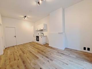 <strong>Recent vernieuwd 1-slaapkamerappartement</strong> met <strong>TERRAS </strong>op een uitstekende ligging in het <strong>centrum van Brugge</strong> in een zijstraat van de Hoogstraat.<br />Dichtbij winkels, openbaar vervoer en alle modaliteiten die de Brugse binnenstad te bieden heeft.<br />Een heel recente totaalrenovatie / vernieuwbouw in 2024 resulteerde in een comfortabele en energiezuinige woongelegenheid met hoogwaardige kwalitatieve afwerking en inrichting.  <br /><strong>+ Energielabel B! </strong><br />+ Uitstekende Mobiscore van 9,3 op 10! <br /><br />Omvat een lichtrijke leefruimte met volledig ingerichte open keuken, 1 slaapkamer, badkamer met inloopdouche, dubbele wastafel.<br />Gemeenschappelijke fietsenberging.  <br />Kosten : + 120 euro / maand Voorschot water en elektriciteit<br />#leukwonen #brugge<br /><br />Beschikbaar  1 oktober 2026