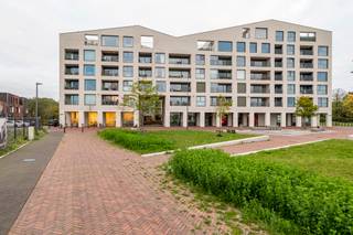 Huurprijs: 875 EUR per maand+ 70 EUR per maand gemeenschappelijke kostenKosten plaatsbeschrijving zijn 50/50 te betalen door huurder en...