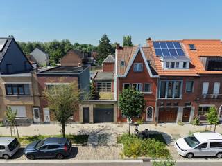 <strong>Bouwgrond met atelierruimte op toplocatie nabij Gent</strong><br /><br />Gelegen in een gegeerde residentiële wijk, op fietsafstand van het stadscentrum en op wandelafstand van het natuurreservaat Bourgoyen, bevindt zich deze bouwgrond met bestaande atelierruimte. Met een perceeloppervlakte van 140 m² en een diepte van 27,5 m biedt dit perceel de ideale kans om een woning naar eigen smaak te realiseren. Een unieke opportuniteit op een uitstekende locatie.<br /><br /><strong>Mogelijkheid tot afbraak en heropbouw aan 6% btw, onder voorbehoud van de geldende wettelijke voorwaarden en goedkeuring door de bevoegde instanties.</strong><br /><br />Voor meer info, mail naar info@carloeggermont.be