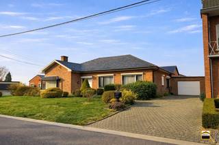 <p><span>Volledig gelijkvloerse woning met 3 slaapkamers, ruime garage en loods op rustige <br />locatie</span></p><p><span> </span></p><p><span>Deze woning treffen we aan in Rijkel, een landelijke deelgemeente van Tongeren-Borgloon en is <br />gelegen in een rustige zijstraat van de verbindingsweg tussen Sint-Truiden en Tongeren-Borgloon. <br />Hierdoor zijn alle voorzieningen makkelijk bereikbaar en de verbindingen uitstekend.</span></p><p><span> </span></p><p><span>De woning is volledig gelijkvloers en geniet een logische indeling. We onderscheiden het volgende:<br />Inkomhal, leefruimte met salon- en eetkamergedeelte, ruime leefkeuken, nachthal, badkamer met <br />ligbad, toilet en enkele lavabo, 3 slaapkamers van respectievelijk 14, 13 en 10 m², wasberging.<br /><br />Via een luik in de nachthal, bereiken we de bergingszolder. Verder beschikt de woning over een <br />garage en een ruime loods, dewelke rechtstreeks bereikbaar is vanuit de woning. Ideaal voor een <br />zelfstandige activiteit.<br /><br />Op vlak van technieken onderscheiden we het volgende:<br />* Centrale verwarming op aardgas </span></p><p><span>* Hoogrendementsbeglazing in PVC-omkadering</span></p><p><span>* De woning werd geheel uitgerust met elektrische rolluiken</span></p><p><span> </span></p><p><span>Wenst U meer informatie over deze woning of een bezichtiging?<br />Contacteer ons via 012 26 22 05 of <span>info@hetimmohuis.be</span></span><span>.</span></p>