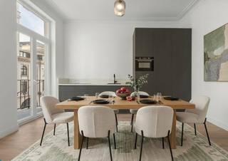 Uniek en uitzonderlijk ruim duplexappartement (152 m²) gelegen in een kleinschalige, klassevolle residentie in een volledig gerestaureerd en statig herenhuis (vernieuwbouw). Dit is geen standaard appartement, maar een zeldzame woonkans waar ruimte, karakter en exclusiviteit samenkomen. De residentie ademt charme en elegantie, en bevindt zich bovendien op een toplocatie in Oostende, op wandelafstand van zee, het Marie-Joséplein, het Leopoldpark en diverse shopping- en horecazaken, met vlotte parkeermogelijkheden in nabijgelegen Indigo-parkings.<br /><br />Het gebouw werd totaal gerenoveerd met oog voor detail en conform de nieuwste bouwnormen. Dit unieke herenhuisappartement onderscheidt zich door de combinatie van authentieke elementen en hedendaags comfort: karaktervolle parketvloeren, verfijnde deurlijsten, authentieke plinten en marmeren accenten werden met zorg hersteld en geïntegreerd in een moderne woonbeleving. De hoge plafonds en overvloedige lichtinval versterken het gevoel van ruimte en luxe, wat dit appartement een bijzonder aangename woonomgeving maakt.<br /><br /><strong><u>Indeling duplex:</u><br />3de verdieping:</strong><br />Via de stijlvolle inkomhal betreedt u de lichtrijke leefruimte met open, volledig ingerichte keuken (samen ca. 35 m²). Verder beschikt deze verdieping over een badkamer met inloopdouche en lavabomeubel, een slaapkamer (12 m²), een polyvalente kamer (6 m² – ideaal als dressing, bureau of kinderkamer) met aansluitend balkon, en een apart gastentoilet.<br /><strong>4de verdieping:</strong><br />De privatieve trap leidt naar de bovenverdieping met twee ruime slaapkamers (14 m² en 12 m²), een tweede, bijzonder ruime badkamer uitgerust met ligbad, inloopdouche en lavabomeubel, een afzonderlijk toilet en twee praktische bergingen met aansluiting voor wasmachine en droogkast.<br /><br /><strong>Troeven</strong>:
<ul>
	<li>Uniek groot appartement in een kleinschalige residentie</li>
	<li>Gelegen in een authentiek herenhuis met karakter</li>
	<li>Hoogwaardige afwerking met stijlvolle details</li>
	<li>Veel lichtinval en indrukwekkende plafondhoogtes</li>
	<li>Instapklaar en conform de nieuwste bouwnormen</li>
	<li>Duurzaam en comfortabel wonen (EPC B)</li>
	<li>Elektriciteit conform</li>
	<li>Fietsenberging op het gelijkvloers</li>
	<li>Openbaar vervoer (tram en bus) op 50 meter</li>
</ul>
<br />Dit uitzonderlijk ruime en instapklare duplexappartement is ideaal als vaste woonst of tweede verblijf voor wie op zoek is naar iets uniek binnen een stijlvolle, kleinschalige residentie. Kom de charme en het gevoel van ruimte zelf ervaren!