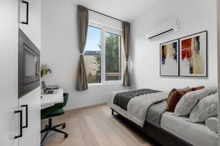 Op zoek naar een comfortabele plek om te studeren en te ontspannen? Deze ingerichte studentenkamer aan de achterzijde op het gelijkvloers biedt alles wat je nodig hebt: een eigen badkamer met regendouche, een handige ontbijtplek met ingebouwde kasten, microgolfoven en koelkast met vriesvak. De kamer maakt deel uit van Trivest, een duurzaam studentenproject met EPC A-label. Geniet van vier moderne gemeenschappelijke keukens, een groene parkachtige binnentuin én een toplocatie op wandelafstand van campussen, station en stad. Perfect voor studenten die stijl, comfort en energiezuinig wonen willen combineren. De maandelijkse huuropbrengst wordt geschat op 690 euro. Wacht niet te lang! Contacteer ons vandaag nog via info@homies.be of 016 22 82 22. HOMIÉS, an Eye for Immo.<br /> 