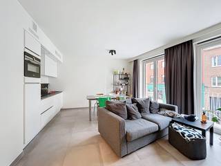 Ontdek dit charmante en lichtrijke 1-slaapkamerappartement gelegen op het gegeerde Sint-Pietersplein in Gent. Wonen op deze unieke locatie betekent genieten van ruimte, rust én een uitstekende bereikbaarheid, vlak bij universiteiten, winkels, openbaar vervoer en het bruisende stadscentrum.Het appartement combineert hedendaags comfort met een hoogwaardige afwerking en een doordachte indeling. Ideaal voor wie comfortabel en zorgeloos wil wonen in een recente residentie.Indeling van het pand:Inkomhal - leefruimte - keuken - berging - toilet - slaapkamer - badkamer - terras - kelderberging.De gemeenschappelijke kosten onder de vorm van een provisie bedragen 70 euro/maand en dienen voor het onderhoud van de gemene delen.Beschikbaar vanaf 01/05.