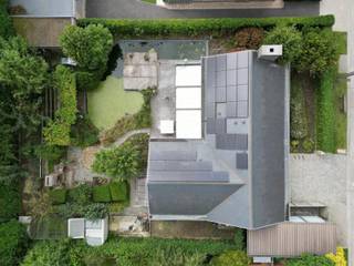 Deze open bebouwing (Grondopp. 883m²) is rustig gelegen maar geniet toch van een centrale ligging nabij winkels, scholen en openbaar vervoer...