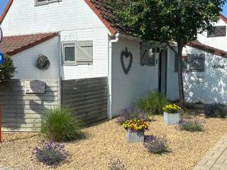 Charmante, instapklare vakantiewoning voor 5 personen op wandelafstand van zee en duinen<br />Op zoek naar een verzorgde en sfeervol ingerichte vakantiewoning aan de kust? Deze prachtig onderhouden woning in vakantiepark Zeewind II in Bredene biedt alles voor een ontspannen verblijf. Het park is rustig, groen en kindvriendelijk, met oog voor privacy en comfort. U geniet er van talrijke faciliteiten, zoals een bewaakt en verwarmd zwembad, tennisvelden, voetbal- en basketbalterreinen, een nieuwe speeltuin en een gezellig restaurant met zonneterras. <br />Deze visserswoning is ideaal als tweede verblijf voor het gezin of als interessante investering voor verhuur. Binnen vindt u een lichte leefruimte met open keuken, volledig uitgerust, een slaapkamer, inkomhal, badkamer en een apart toilet. Verwarming gebeurt via een moderne pelletkachel. Op de bovenverdieping bevindt zich een ruime master bedroom en een extra slaapplaats, perfect voor een familie of gasten.<br />De woning beschikt over een privatieve parkeerplaats op de centrale parking vlak voor het huisje. Een extra troef is de mooi aangelegde, volledig omheinde zuidgerichte tuin. Naast het zonnige terras aan de leefruimte is er ook een gezellig hoekterras met lounge, ideaal om tot ’s avonds van de zon te genieten. In de praktische buitenberging vindt u een was-droogcombinatie en een extra koelkast met diepvries.<br />Conforme electriciteitskeuring.<br />Asbestcertificaat: asbestveilig, geen asbest aanwezig.<br />Troeven:<br />•Instapklare vakantiewoning met 2 slaapkamers (5 slaapplaatsen)<br />•Op wandelafstand van strand, zee en duinen<br />•Zuidgerichte tuin met twee terrassen<br />•Privatieve parkeerplaats<br />•Toegang tot gemeenschappelijk verwarmd zwembad en speelzone<br />•Gelegen aan park Grasduinen met nieuw LAGO-subtropisch zwembad