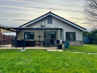 Rustig gelegen vakantiewoning op een perceel van bijna 5 are!Deze vakantiewoning bevindt zich in een vredige, bosrijke omgeving en biedt volop...