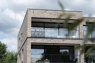 <p><span>STIJLVOL NIEUWBOUW DAKAPPARTEMENT MET ZUIDWEST TERRAS IN EEN RUSTIGE EN GROENE OMGEVING!</span></p><p><span>Zeer rustig gelegen appartement op de tweede verdieping met twee slaapkamers in het stijlvolle woonproject '</span><span>Antonius'</span><span>, verscholen tussen de weilanden en de dorpskern van Sint-Antonius-Zoersel. </span></p><p><span>Het appartement bevindt zich op de bovenste verdieping van een modern gebouw met lift en biedt een bewoonbare oppervlakte van 106 m², aangevuld met een overdekt zuidwestgericht terras van 17 m². De inkomhal met gastentoilet geeft toegang tot de lichtrijke leefruimte met open, volledig ingerichte keuken. Een plafondhoog schuifraam zorgt voor een mooie natuurlijke lichtinval en een drempelloze overgang naar het ruime terras. Aansluitend bevindt zich een berging/wasplaats met aansluitingen voor wasmachine en droogkast.</span></p><p><span>Verder beschikt het appartement over twee volwaardige slaapkamers en een ingerichte badkamer met inloopdouche, lavabomeubel en toilet. </span></p><p><span>De kwalitatieve afwerking omvat onder meer parket, HR+ beglazing, een plafondhoogte van 2,70 m, vloerverwarming, videofoon, gepantserde veiligheidsdeur, vloerverwarming op aardgas en ventilatiesysteem type D.</span></p><p><span>Het verkeersarme project combineert hedendaags wooncomfort met een bijzonder rustige ligging nabij het centrum. </span></p><p><span>De gemeenschappelijke tuin, omringende bomen en natuurlijke 'wadi' die bij regenval overtollig water opvangt en afvoert versterken het groene karakter van de site.</span></p><p><span>Via de lift is er rechtstreekse toegang tot de ondergrondse parking. Een autostaanplaats is afzonderlijk aan te kopen voor € 25.000. Daarnaast beschikt de residentie over een gemeenschappelijke fietsenstalling.</span></p><p><span>Een pareltje van een appartement voor wie rust, groen en privacy wil combineren met het comfort van wonen vlak bij de dorpskern</span><span>.</span></p><p><span>Contacteer ons voor meer informatie en plan bezoek ter plaatse!</span></p><p><span> </span></p><p><span> </span></p>