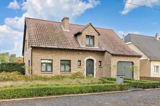 <p><span>Rustig wonen in een doodlopende straat, met alle voorzieningen binnen handbereik? Deze instapklare woning in Beringen ligt vlak bij Be-Mine, het centrum en de E313 en combineert ruimte, comfort en een praktische ligging.</span></p>
<p><span>De woning omvat op het gelijkvloers een inkomhal met gastentoilet, een aangename leef- en eetruimte en een volledig vernieuwde keuken (2022), aansluitend op de wasplaats/berging. De inpandige garage werd ingericht als studio en biedt mogelijkheden voor kangoeroewonen. Op de verdieping bevinden zich drie slaapkamers, waarvan de masterbedroom beschikt over een inloopdressing, en een vernieuwde badkamer (2020) met ligbad, toilet en dubbel lavabomeubel. Via een luik is een zolder bereikbaar, ideaal als extra bergruimte. Daarnaast beschikt de woning over een volledige kelder van ca. 95 m² met garage en doucheruimte. Buiten geniet u van een ruim perceel van 12a50ca met overdekt terras en dubbele carport. Er is bovendien voldoende parkeerruimte op het perceel.</span></p>
<p><span>Met een EPC-label C (296 kWh/m²) valt de woning niet onder de renovatieverplichting. De verwarming gebeurt op stookolie met vernieuwde brander; er is dubbele beglazing in meranti schrijnwerk en de ramen zijn voorzien van rolluiken. De elektriciteit is conform.</span></p>
<p><span>• Instapklare open bebouwing</span><br /><span>• Ruim perceel van 12a50ca</span><br /><span>• 3 slaapkamers + inloopdressing</span><br /><span>• Studio/kangoeroewonen mogelijk</span><br /><span>• Keuken (2022) en badkamer (2020)</span><br /><span>• Ca. 95 m² kelder</span><br /><span>• Dubbele carport en veel parkeerruimte</span><br /><span>• Rustige, doodlopende straat</span><br /><span>• EPC-label C – geen renovatieplicht</span></p>