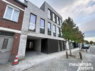 Appartement économe en énergie avec deux chambres, grande terrasse et garage au centre de Veldegem<br /><br />Découvrez ce bel appartement de deux chambres situé au premier étage de la résidence moderne Residentie Delphine, idéalement situé au cœur de Veldegem. Ce bien allie un confort de vie contemporain à des techniques de pointe et une disposition bien pensée.<br /><br />L’entrée vous mène à un séjour lumineux avec une cuisine ouverte entièrement équipée. Cette cuisine de qualité comprend des appareils SMEG, dont un lave-vaisselle, une table de cuisson à induction avec hotte intégrée, un combiné réfrigérateur-congélateur et un four à chaleur tournante. L’évier double est également présent. Une grande buanderie attenante offre un espace de rangement très pratique.<br /><br />L’appartement dispose de deux chambres doubles confortables et d’une salle de bains moderne avec douche à l’italienne, double lavabo, placard mural et radiateur porte-serviettes.<br /><br />Un atout majeur est la grande terrasse où vous pourrez profiter pleinement de l’extérieur en toute tranquillité.<br /><br />De plus, l’appartement comprend un garage privé avec porte automatique, éclairage et alimentation électrique. Il est également possible d’installer une borne de recharge pour véhicule électrique et de louer un garage supplémentaire pour 75 euros par mois.<br /><br />Grâce à sa conception énergétiquement neutre, aux technologies récentes et à son équipement haut de gamme, ce logement offre un habitat durable sans compromis sur le confort.<br /><br />Une solution de vie idéale pour ceux qui recherchent un logement moderne, économe en énergie et confortable au centre de Veldegem !