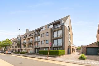 Aan het ziekenhuis van Blankenberge, in een rustige straat met veel parkeermogelijkheden voor de deur, bevindt zich dit bijzonder ruime gelijkvloerse appartement. Dankzij de gunstige ligging geniet u van alle voorzieningen binnen handbereik.
Via de inkomhal betreedt u de lichtrijke leefruimte, waar grote raampartijen zorgen voor een open en aangenaam ruimtegevoel. Vooraan beschikt het appartement bovendien over een voortuintje. Aansluitend vindt u de volledig uitgeruste keuken met naastgelegen berging, ideaal voor extra voorraad en praktische opslag.
De nachthal geeft toegang tot een apart gastentoilet, een badkamer met douche in ligbad en een veelzijdige extra ruimte die perfect dienst kan doen als bureau of dressing. Achteraan bevinden zich twee volwaardige slaapkamers die rechtstreeks uitkijken op en toegang geven tot de grote zonnige tuin.
Als extra troeven beschikt het appartement over een private kelderberging en een gemeenschappelijke fietsenberging. De combinatie van de royale bewoonbare oppervlakte, de zonnige tuin, de rustige ligging maakt dit appartement een unieke opportuniteit voor wie comfortabel en gelijkvloers wil wonen aan de kust.
👉 Plan nu je bezoek via jens@keyimmo.be of 0496 41 55 77 en ontdek deze kans in Blankenberge