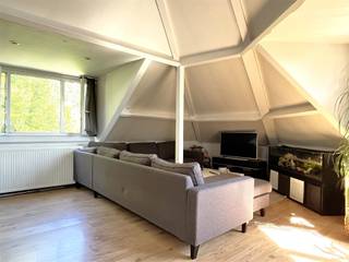 Appartement Cosy avec 1 Chambre à Wilrijk!Un charmant appartement situé au 2e étage d'un petit immeuble accessible par un escalier. Vous entrez dans un hall équipé d’armoires encastrées. Le hall donne accès à une salle de bains entièrement équipée, avec meuble lavabo, douche, WC et branchements pour un sèche-linge et une machine à laver.Depuis le salon accueillant, vous accédez à la cuisine semi-ouverte ainsi qu'à la chambre. La cuisine est équipée d’un grand espace de rangement, de plaques de cuisson électriques et d’une hotte. La chambre, située un demi-étage plus haut, dispose également d’armoires encastrées. L’appartement a été fraîchement repeint.Vous bénéficiez également d’une cave privée pour plus de rangement. Emplacement agréable, proche de la sortie de l’E19 et de plusieurs supermarchés. Mobiscore : 8,5/10.NON MEUBLÉFrais mensuels : 15 €, comprenant l’entretien et la consommation des parties communesGarantie locative : 2 190 € (3 mois de loyer)Disponible : immédiatementType de contrat : Durée déterminée (1 an), renouvelable par la suiteAbricasa offre un accompagnement immobilier personnalisé et actif de A à Z ! Faites notre connaissance !