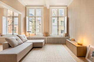 Indeling:Dit unieke éénslaapkamerappartement van 80 m² bevindt zich in een uitzonderlijk 16e-eeuws stadspaleis, een ware aanrader voor wie houdt van...