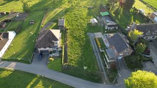 Immo Pické biedt U dit prachtig perceel bouwgrond aan voor een open bebouwing. Deze bouwgrond is gelegen tussen de weilanden en in een rustige straat maar toch in de onmiddellijke omgeving van scholen, winkels, openbaar vervoer en de belangrijkste verbindingswegen.<br /><br />Bouwvoorschriften:<br />- Voorgevelbreedte: 12m<br />- Bouwdiepte: 15m<br />- Hellend dak verplicht<br />- Bijgebouwen: maximale oppervlakte van 40m²<br />- Bouwvrije zijdelingse strook: 3m<br />- Verplichte achteruitbouwstrook