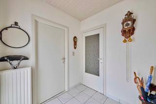 Rustig gelegen gezinswoning met 3 slaapkamers op een perceel van ruim 890m². De woning is gelegen is een rustige wijk dicht bij het centrum van Eksel. In 1973 werd deze woning opgetrokken en is voorzien van een stookolie cv installatie, garage en carport. Qua locatie is de woning strategisch gelegen tussen Eindhoven, Valkenswaard en Hasselt. Deze steden zijn zeer gemakkelijk te bereiken door de rechtstreekse verbinding met de Noord-Zuid verbinding.<br /><br />De indeling van de woning is als volgt:<br /><br />KELDER: <br />- Berging + CV<br /><br />GELIJKVLOERS:<br />- Inkom<br />- Living en eetkamer <br />- Keuken<br />- Bijkeuken <br />- Nachthal<br />- WC <br />- Badkamer <br />- Slaapkamer 1<br />- Slaapkamer 2 <br />- Slaapkamer 3 <br /><br />ZOLDER:<br />- Bergzolder<br /><br />TROEVEN:<br />- Gelijkvloers<br />- Prachtig perceel met veel groen<br />- Garage en carport <br />- Veel natuurlijk licht