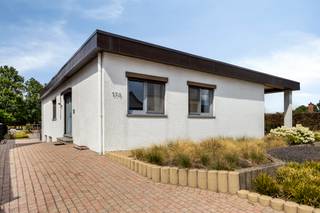 <p>Deze vrijstaande gelijkvloerse woning is gelegen op een uitstekende locatie nabij het centrum van Zolder. Dagelijkse voorzieningen, winkels en openbaar vervoer bevinden zich op wandelafstand, terwijl u dankzij de nabijheid van verschillende invalswegen en de autostrade geniet van een vlotte verbinding naar de omliggende steden. Een ideale ligging voor wie comfortabel en centraal wil wonen.</p>

<p>De woning biedt een praktische indeling met ruime leefruimtes en beschikt over drie slaapkamers, een bureel dat perfect kan dienen als vierde slaapkamer en een aangename veranda. De tuin met twee terrassen vormt de ideale plek om in alle rust van het buitenleven te genieten.</p>

<p><strong>INDELING:</strong></p>

<p><strong>Gelijkvloers:</strong> inkomhal, eetkamer, keuken, lichtrijke woonkamer, veranda, nachthal, apart toilet, drie slaapkamers, bureel of vierde slaapkamer en badkamer.</p>

<p><strong>Kelder:</strong> ruime kelder met inpandige garage.</p>

<p><strong>Buiten:</strong> verzorgde tuin, twee terrassen en tuinberging.</p>

<p><strong>TROEVEN:</strong></p>

<ul><li>Gunstige ligging nabij het centrum van Zolder</li><li>Slechts enkele minuten van de autostrade</li><li>Voorzien van zonnepanelen en thuisbatterij</li><li>EPC-label D – geen renovatieplicht</li></ul>

<p>Bent u op zoek naar een ruime gelijkvloerse woning op een centrale ligging met alle comfort? Ontdek zelf de troeven van deze eigendom in Heusden-Zolder en plan vandaag nog uw bezoek!</p>

<p><strong>JOUW DROOMWONING. ZO GEVONDEN!</strong></p>