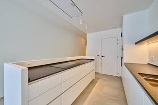 Ontdek luxueus wonen in dit recent opgeleverde, high-end appartement met oog voor design en comfort.Dankzij de hoogwaardige afwerking, moderne keuken...