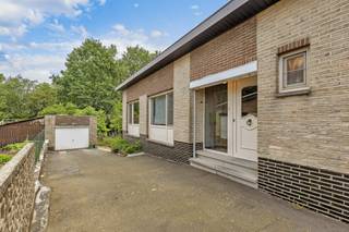 <p><strong>Op een unieke ligging aan de ingang van natuurgebied Den Dotter en in een rustige doodlopende straat bevindt zich deze te renoveren bungalow met tal van mogelijkheden. </strong>De woning beschikt over <strong>een bewoonbare oppervlakte van ca. 140 m²</strong> en omvat een inkomhal, een gastentoilet, een lichtrijke woonkamer, een aparte leefkeuken met toegang tot <strong>de veranda</strong>, een nachthal, <strong>drie slaapkamers</strong>, een badkamer en een berging. Een absolute meerwaarde is <strong>de zolderverdieping van maar liefst 140 m²</strong>, bereikbaar via een vaste trap. Deze ruimte biedt uitstekende mogelijkheden om de woning aanzienlijk uit te breiden. Ook <strong>de ruime droge kelder </strong>zorgt voor extra opslag- of hobbyruimte. Verder beschikt de eigendom over<strong> een aparte garage, oprit met parkeergelegenheid en een voor- en achtertuin.</strong> Bent u op zoek naar een renovatieproject met een solide basis, veel ruimte en een uitzonderlijke ligging midden in het groen, maar toch vlot bereikbaar via de N460 tussen Erembodegem en Geraardsbergen? Dan is deze woning zeker een bezoek waard.</p>